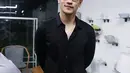 Afgan kembali tampil dengan outfit serba hitam. Ia mengenakan kemeja lengan panjang yang dipadukannya mengenakan celana panjang hitam, dan kacamata. [Foto: Instagram/afganisme.official]