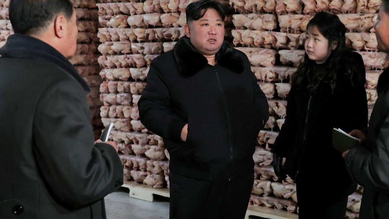 Kim Jong Un ajak putrinya Kim Ju Ae ke peternakan ayam
