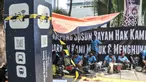 Warga gusuran Kampung Bayam saat menggelar aksi di depan Balai Kota DKI Jakarta, Kamis (1/12/2022). Dengan membawa terpal dan perabotan rumah tangga, puluhan korban gusuran Kampung Bayam mendatangi Balai Kota untuk menuntut PT Jakarta Propertindo (JakPro) segera menyerahkan kunci hunian Kampung Susun Bayam (KSB) serta memberikan harga sewa yang murah. (merdeka.com/Iqbal S Nugroho)