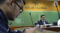 Ketua Bidang Rekrutmen Hakim KY Aidul Fitriciada Azhari (kiri) menggelar konferensi pers di Gedung Komisi Yudisial (KY), Jakarta, Selasa (28/5/2019). Komisi Yudisial membuka penerimaan 11 calon hakim agung dan sembilan calon hakim ad hoc pada Mahkamah Agung tahun 2019. (Liputan6.com/Angga Yuniar)