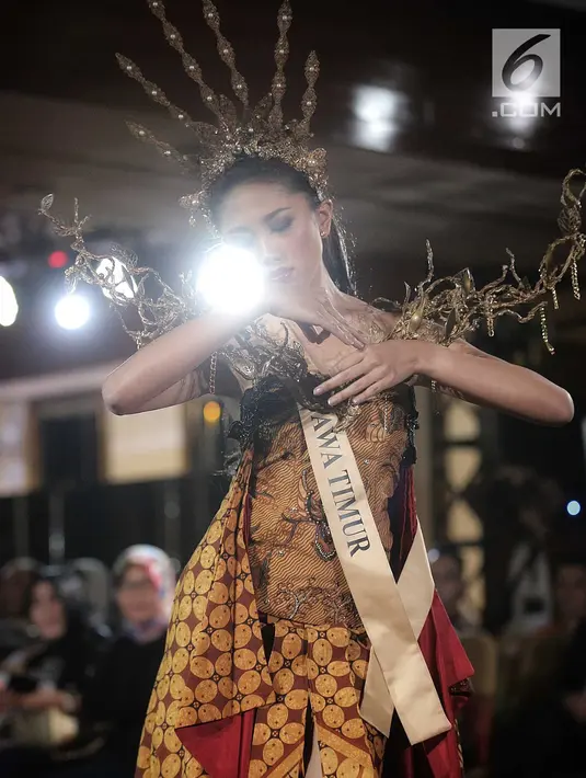 Finalis Jawa Timur, Rizky Maylina menampilkan bakat dalam balutan busana tradisional dari daerahnya saat babak preliminary Miss Grand Indonesia 2018 di Jakarta, Senin (16/7). Sebanyak 30 finalis mencapai babak preliminary. (Liputan6.com/Faizal Fanani)