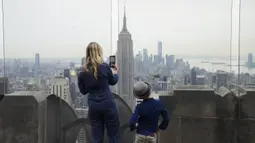 Para pengunjung menikmati pemandangan kota dari anjungan pengamatan Top of the Rock di New York, Amerika Serikat, Kamis (6/8/2020). Top of the Rock, anjungan pengamatan populer yang ada di atas 30 Rockefeller Plaza, kembali diuka untuk umum pada 6 Agustus 2020. (Xinhua/Wang Ying)