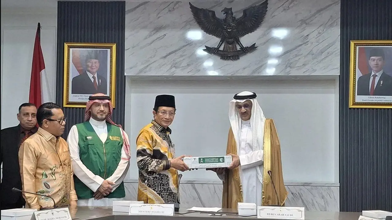 Menteri Agama RI Nasaruddin Uma pada secara simbolik menerima 100 ton kurma dari Raja Salman dari Arab Saudi diwakili Duta Besar Kerajaan Arab Saudi untuk Indonesia.