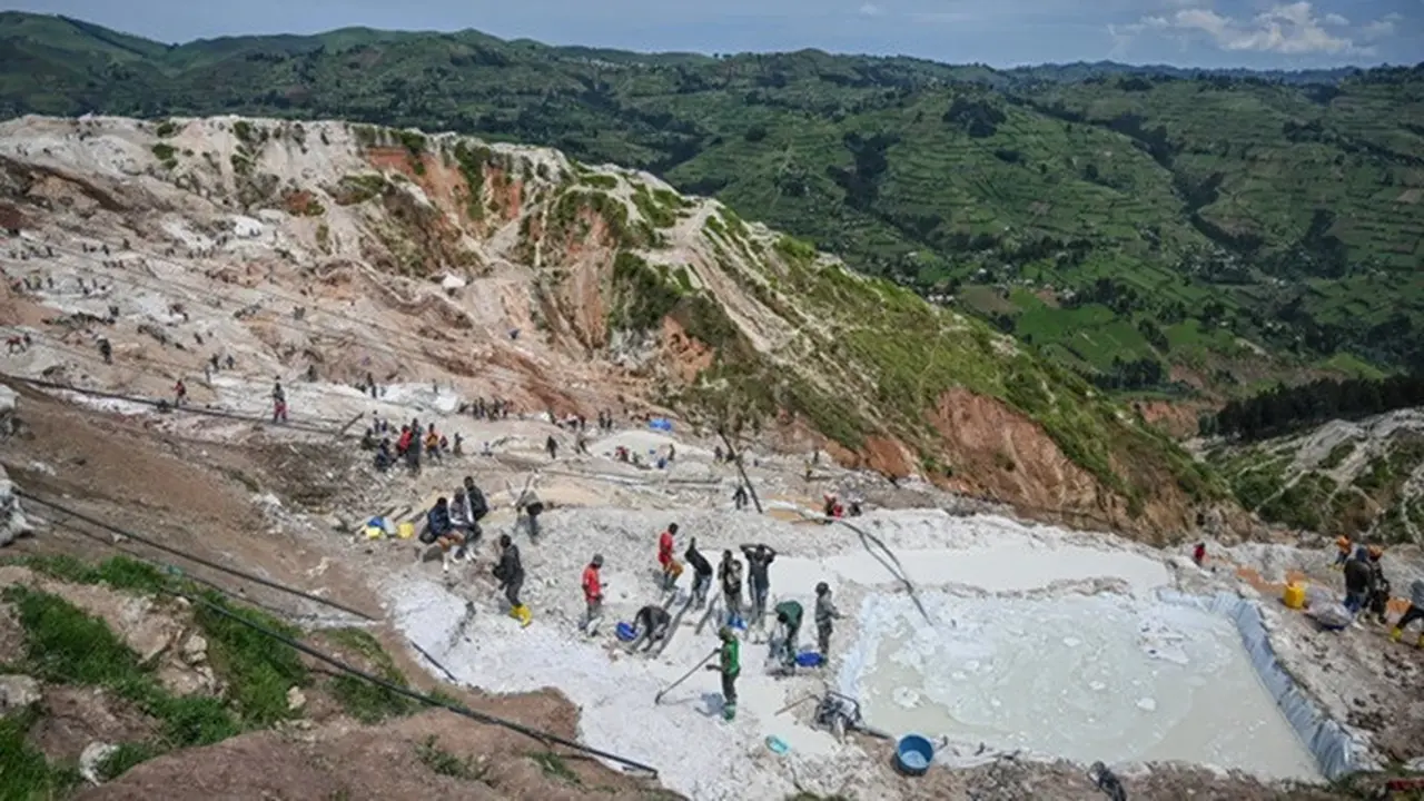 Para penambang bekerja di lokasi tambang coltan D4 Gakombe di Rubaya, Kongo, 9 Mei 2025.