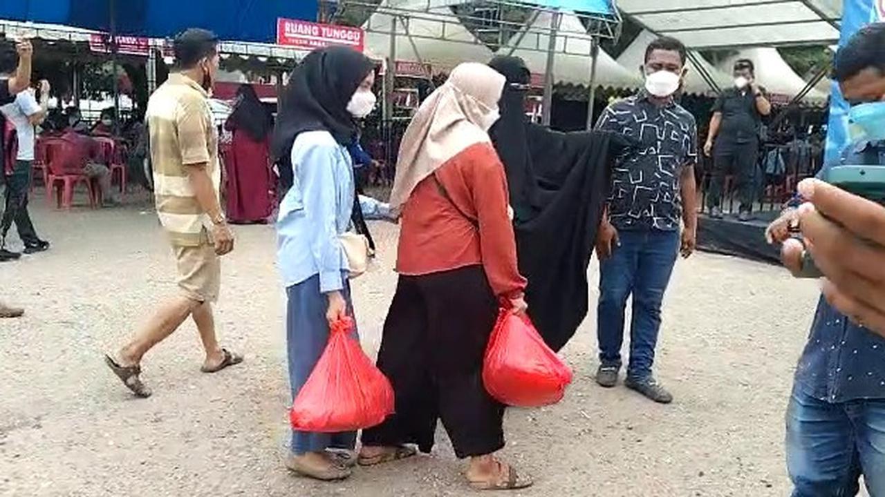 Emak-emak di Kota Kendari tertarik ikut vaksinasi setelah diiming-imingi hadiah peralatan elektronik, sembako dan motor.(Liputan6.com/Ahmad Akbar Fua)