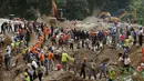 Warga dan petugas bahu membahu untuk mencari para korban longsor di Santa Catarina Pinula, Guatemala City (2/10/2015). Musibah tanah longsor ini menewaskan sedikitnya 73 orang dan sebanyak 600 orang dinyatakan hilang. (Reuters/ Josue Decavele)
