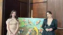 Di acara Gala Premiere film terbaru Nafa Urbach, ia membagikan momen foto berdua dengan anak gadisnya Mikaela. Di sini, keduanya berdiri bersebelahan dan Mikhaela telah memiliki tinggi yang sama dengan sang ibu. [Foto: Instagram/nafaurbach]