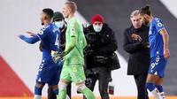 Manajer Everton, Carlo Ancelotti, menghampiri striker timnya, Dominic Calvert-Lewin, yang berhasil menyelamatkan tim dari kekalahan saat menghadapi Manchester United di Old Trafford, Minggu (7/2/2021) dini hari WIB. Everton bermain imbang 3-3 dengan Manchester United. (ALEX PANTLING / POOL / AFP)