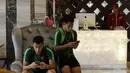 Pemain Timnas Indonesia, Hansamu Yama dan Andik Vermansah, saat berada di Hotel Al Meroz, Bangkok, Kamis, (15/11). Hotel bernuansa Islami itu menjadi tempat penginapan Indonesia jelang laga Piala AFF 2018 melawan Thailand. (Bola.com/M. Iqbal Ichsan)