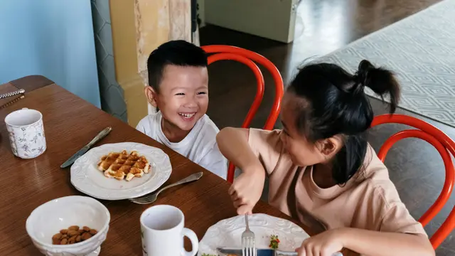 5. Makan Terlalu Cepat atau Porsi Besar