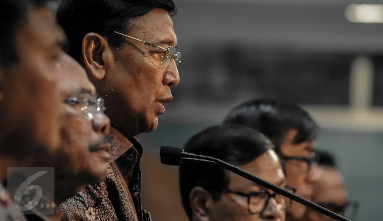 Menkopolhukam Wiranto memberikan keterangan mengumumkan Satgas Saber Pungli, Jakarta, Jumat (21/10). Satgas Saber Pungli ini tertuang di dalam Pasal 5 Perpres No.87 tahun 2016. (Liputan6.com/Faizal Fanani)