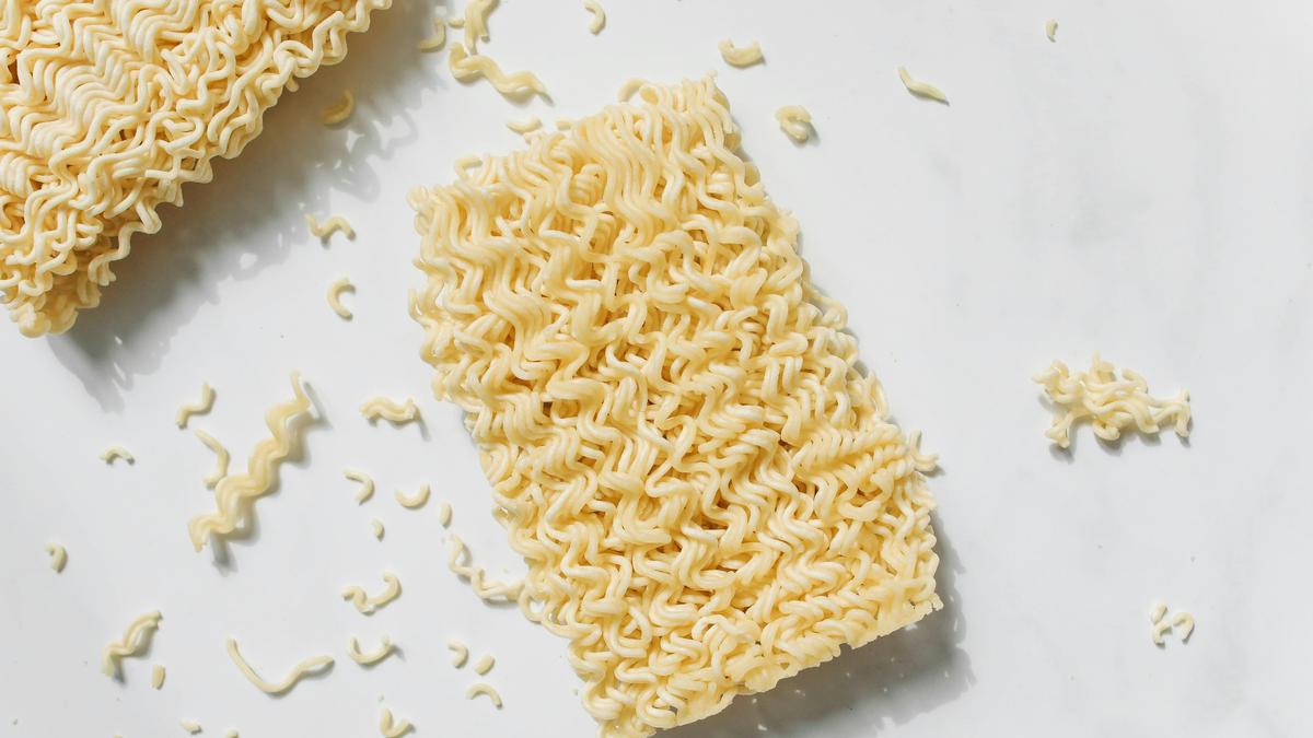 Mengapa Anak dan Orang Dewasa Tidak Dianjurkan untuk Terlalu Sering Makan Mi