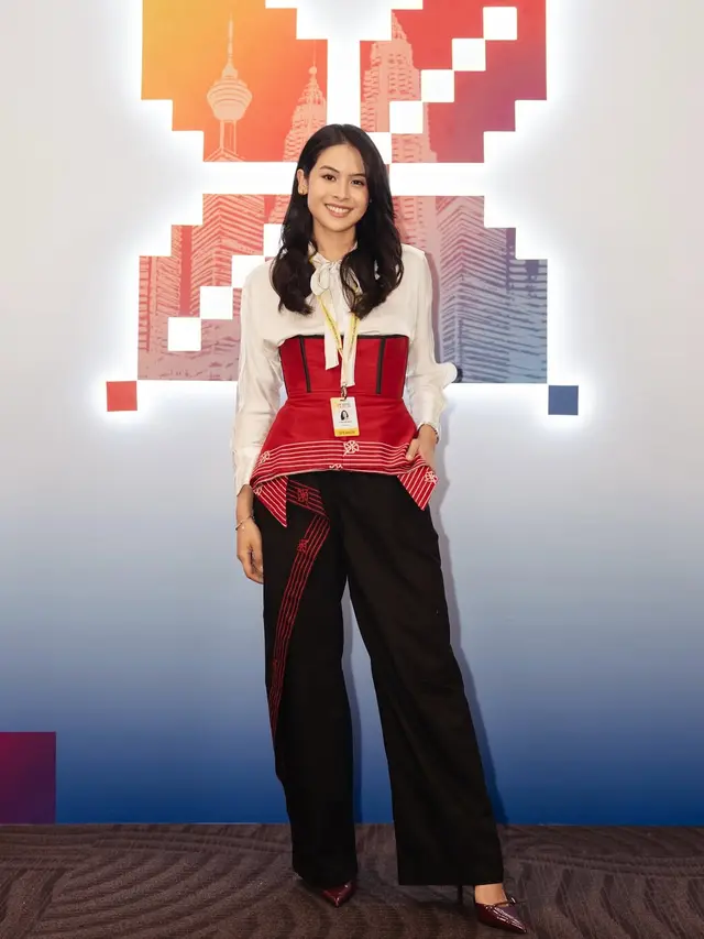 Dari Panggung ASEAN ke Runway, Pesona Menyala Maudy Ayunda dengan Sentuhan Merah