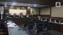 <p>Suasana ruang sidang saat Surya Darmadi menjalani sidang pembacaan dakwaan di Pengadilan Tindak Pidana Korupsi (Tipikor), Jakarta, Kamis (8/9/2022). Surya Darmadi juga didakwa melakukan tindak pidana pencucian uang (TPPU) dengan membeli sejumlah aset dari hasil korupsinya. (Liputan6.com/Herman Zakharia)</p>