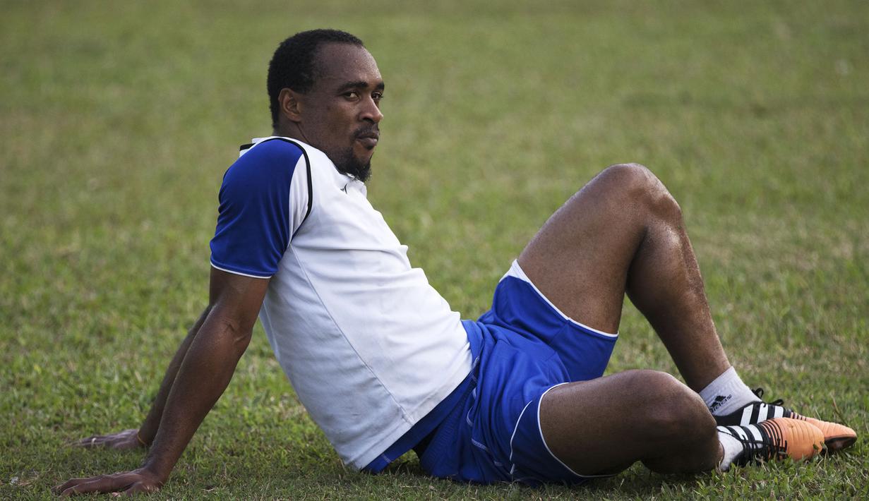 Pemain Arema Cronus, Lancine Kone beristirahat usai mengikuti latihan jelang leg kedua perempat final Piala Presiden 2015 melawan Bali United di Stadion Gajayana, Malang, Senin (21/9/2015). (Bola.com/Vitalis Yogi Trisna)
