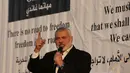 Pemimpin Hamas Ismail Haniya berpidato dihadapan warga Palestina yang sedang melakukan protes di perbatasan Israel-Gaza (9/4). Korban tewas terakhir adalah seorang warga Palestina bernama Awad Kudeyh. (AFP Photo/Mahmud Hams)