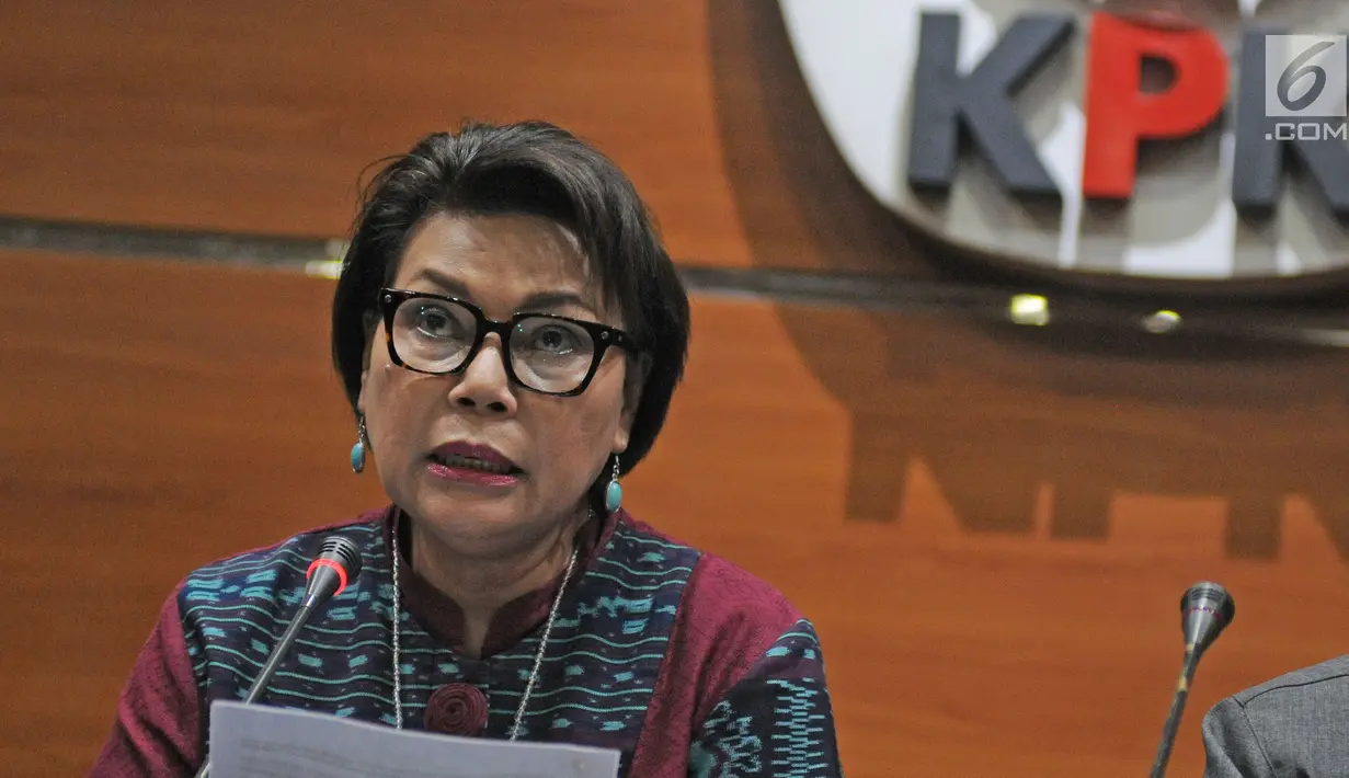 Wakil Ketua KPK Basaria Panjaitan saat konferensi pers OTT Bupati Subang Imas Aryumningsih di Gedung KPK, Jakarta, Rabu (14/2). Selain Imas, KPK juga mengamankan tujuh orang lainnya dalam OTT tersebut. (Liputan6.com/Herman Zakharia)