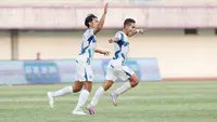 Sayap kiri asal Timor Leste, Paulo Gali Freitas tampil moncer saat timnya PSIS Semarang melawat ke markas Dewa United pada laga pekan ke-8 BRI Liga 1 2023/2024 di Stadion Indomilk Arena, Tangerang, Senin (14/8/2023). Dalam laga yang berujung dengan kemenangan telak 4-1 Tim Mahesa Jenar atas Dewa United, Gali Freitas mencetak satu gol dan dua assist untuk mempermalukan tuan rumah. Dengan hasil ini, PSIS melonjak ke peringkat ke-4 klasemen samentara dengan 14 poin, sedangkan Dewa United turun ke posisi 9 dengan koleksi 11 poin. (Bola.com/M Iqbal Ichsan)