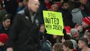 Suporter Manchester United saat mendukung tim kesayangannya bertanding melawan Newcastle United pada lanjutan Liga Inggris di stadion Old Trafford (6/10). MU menang tipis atas Newcastle 3-2. (AP Photo/Jon Super)