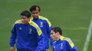 Pemain Juventus Federico Chiesa (kanan) menghadiri sesi latihan jelang menghadapi Zenit St. Petersburg pada pertandingan sepak bola Liga Champions di tempat latihan Continassa, Turin, Italia, 1 November 2021. (Isabella BONOTTO/AFP)
