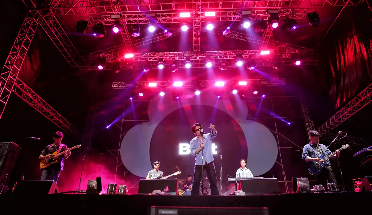 Penampilan Juicy Luicy di panggung Social Chic 2024, Minggu (4/8). [Foto: Adrian Putra/Fimela]