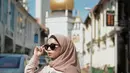 Selebgram Erlinda Yulianti juga memiliki ratusan ribu followers di akun Instagramnya. Gaya hijabnya yang mempadukan warna-warna kalem membuat gayanya jadi inspirasi para netizen. (Liputan6.com/Instagram/@ joyagh)