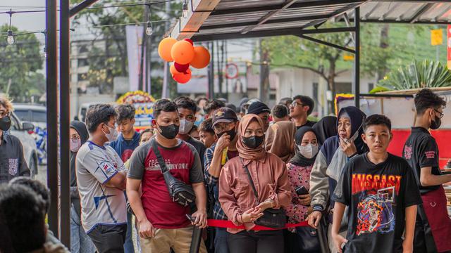 Suasana pembukaan restoran Sambal Bakal milik Seleb Tiktok Iben Ma di Tangerang. (Foto: Koleksi Pribadi Iben Ma)