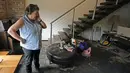 Susan Brosin berhenti sejenak ketika dia berbicara tentang seberapa cepat air masuk dan membanjiri rumahnya di Dallas, Texas, Selasa, 23 Agustus 2022. Warga mulai bersih-bersih sehari setelah hujan deras melanda seluruh wilayah Dallas, Fort Worth, menyebabkan jalan-jalan banjir dan sejumlah kendaraan tenggelam. (AP Photo/LM Otero)