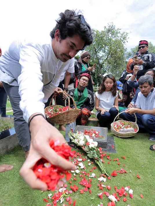 "Dalam hati yak semoga almarhum diberikan tempat istimewa di surga terus semoga bisa seneng sama film ini nantinya, karena saya percaya pasti beliau bisa melihat semua proses kreatif yang terjadi selama syuting," ujarnya. (Deki Prayoga/Bintang.com)