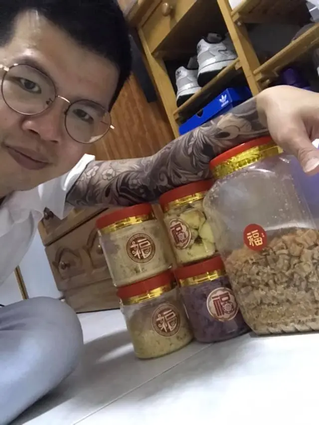Kisah pria Malaysia yang menikmati kue Imlek sendirian karena pandemi COVID-19.
