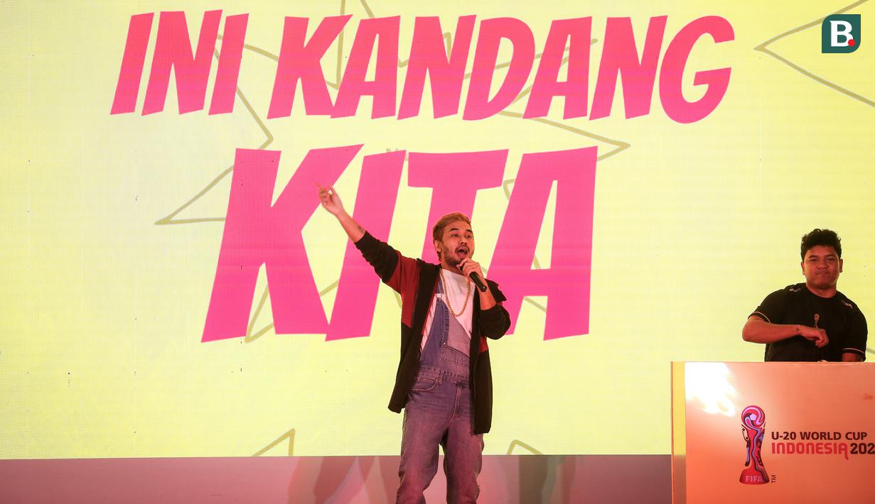 <p>Penampilan JFlow&nbsp;saat launching merchandise resmi Piala Dunia U-20 2023 di Atrium Mall FX Sudirman, Senayan, Jakarta, Rabu (08/03/2023). (Bola.com/Bagaskara Lazuardi)</p>