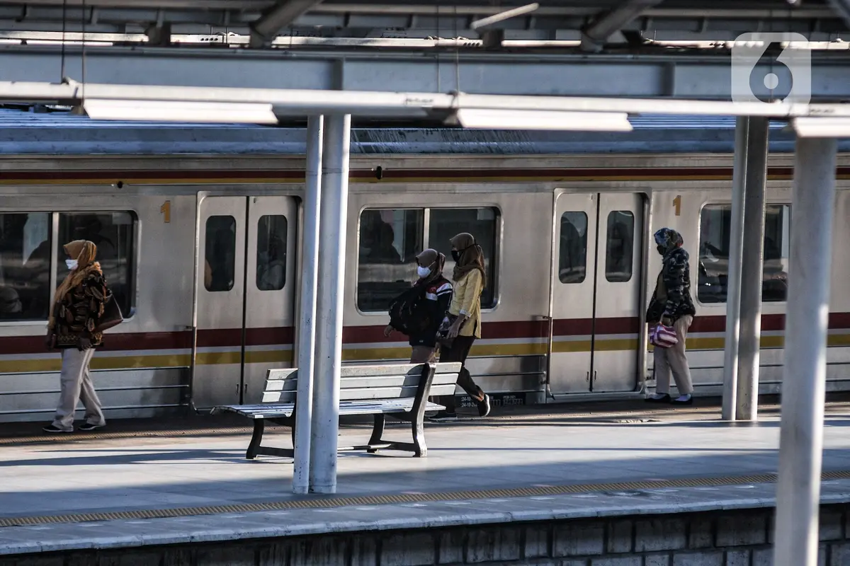 FOTO: PPKM Level 4, Jumlah Penumpang KRL Naik 25 Persen