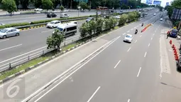 Kondisi arus lalu lintas di Jalan Tol Pancoran, Jakarta, Senin (12/9). Jalanan di Ibu Kota Jakarta tampak lengang pagi hingga menjelang siang karena warga sedang merayakan Idul Adha 1437 H. (Liputan6.com/Helmi Afandi)