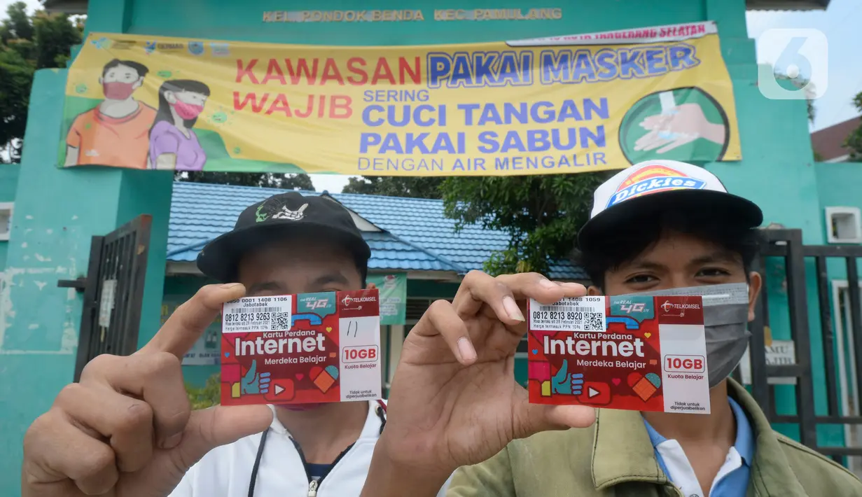 Pelajar memperlihatkan kartu perdana Telkomsel dan Kuota 10 GB gratis yang dibagikan kepada 845 siswa kelas 7, 8 dan 9 SMPN 18, Pondok Benda, Tangsel, Kamis (10/9/2020). Program Kartu Perdana Merdeka itu guna mendukung program pembelajaran jarak jauh saat pandemi covid-19. (merdeka.com/Dwi Narwoko)