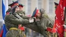 <p>Prajurit penjaga kehormatan melakukan pemanasan sebelum latihan untuk parade militer Hari Kemenangan Perang Dunia II di St. Petersburg, Rusia, Selasa (26/4/2022). Rusia memperingati 77 tahun kemenangan dalam Perang Dunia II dengan menggelar parade militer yang akan berlangsung di Lapangan Dvortsovaya (Istana) pada 9 Mei 2022 mendatang. (AP Photo/Dmitri Lovetsky)</p>