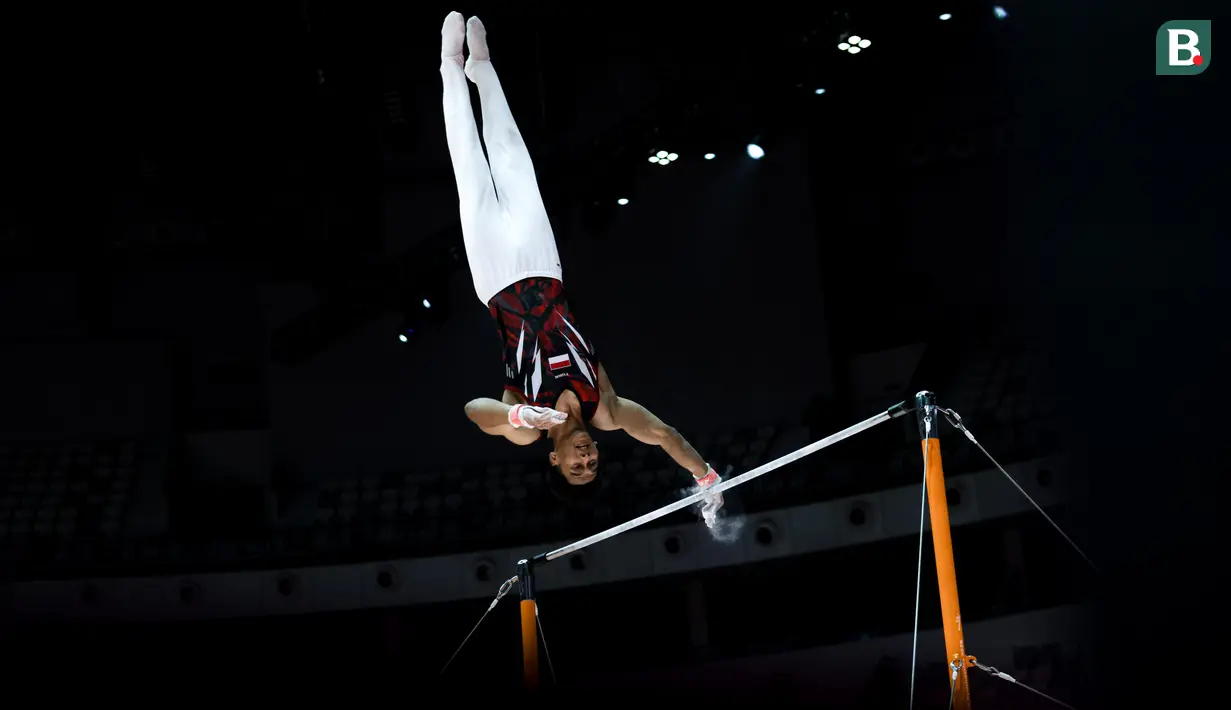 <p>Pesenam putra Indonesia, Abiyu Raffi beraksi dalam nomor palang tunggal Kejuaraan Dunia Gimnastik 2025 di Indonesia Arena, Senayan, Jakarta, Senin (20/10/2025). (Bola.com/Bagaskara Lazuardi)</p>