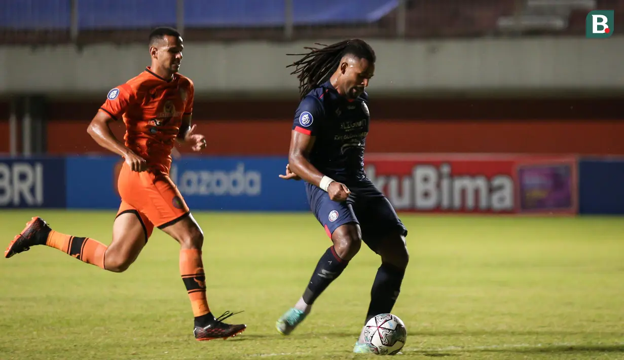 Carlos Fortes kembali memperlihatkan ketajamannya. Beradu sprint dengan pemain bertahan Persiraja, pemain asal Portugal itu melepas tembakan keras yang tak bisa dijangkau oleh Quba. Keunggulan 2-0 membuat Arema FC bisa bermain lebih tenang. (Bola.com/Bagaskara Lazuardi)