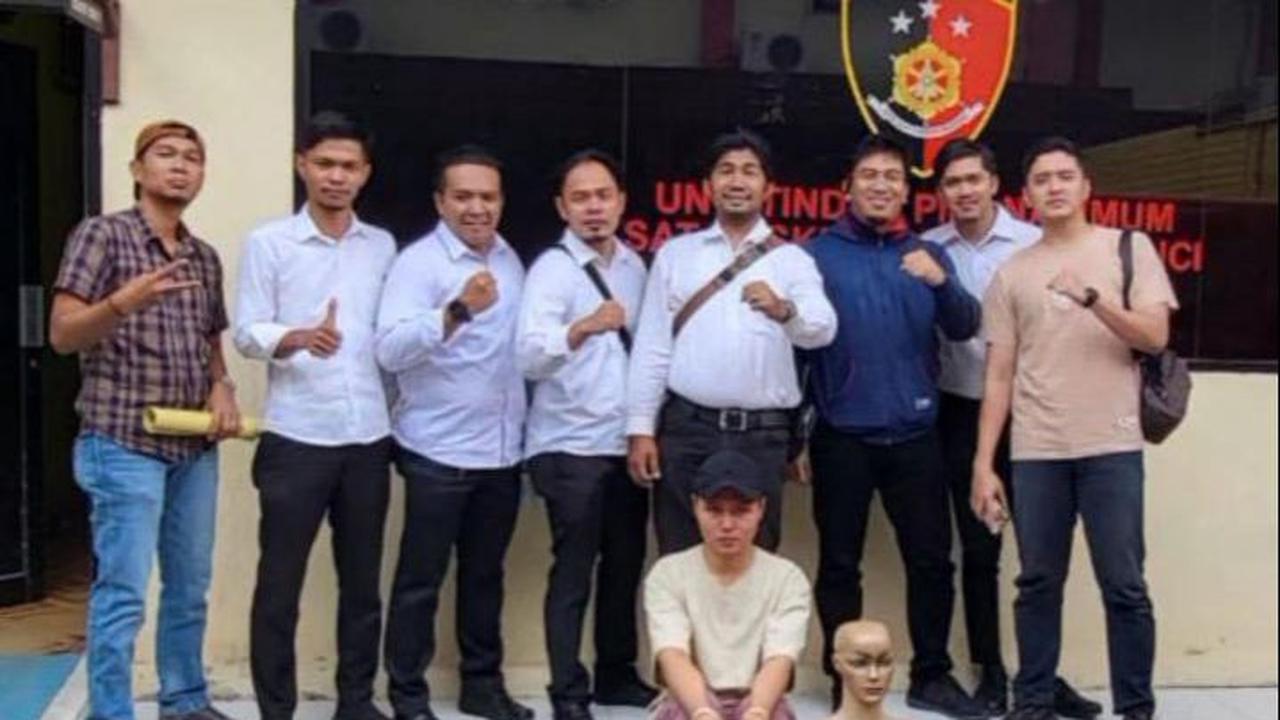 Saat ini tim merdeka.com tengah berusaha menghubungi Kasat Tahti Polres Kerinci. Namun hingga berita ini diturunkan, belum ada jawaban.