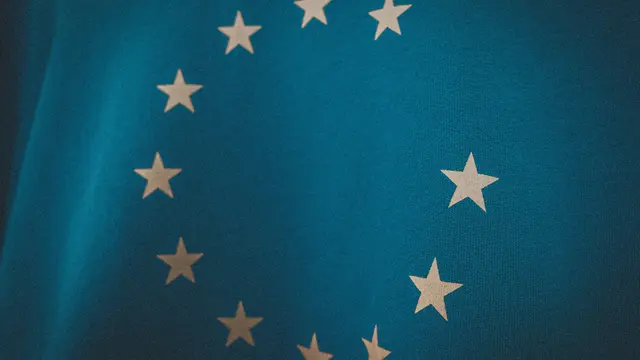 Ilustrasi bendera zona euro (Foto: Unsplash/Christian Lue)