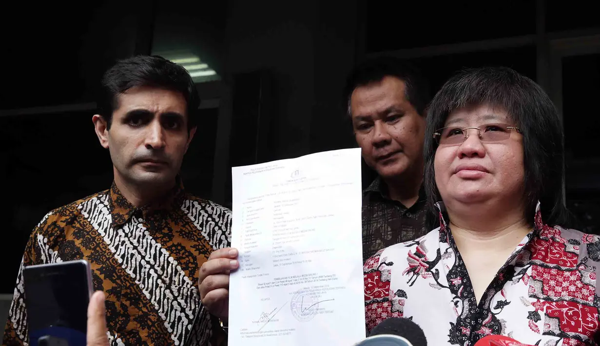 Merasa dirugikan oleh pembajak, Falcon melaporkan dua orang yang diduga melakukan pembajakan. Eksekutif produser Falcon Pictures, HB Naveen didampingi kuasa hukumnya melaporkan oknum yang melakukan live streaming tersebut. (Deki Prayoga/Bintang.com)