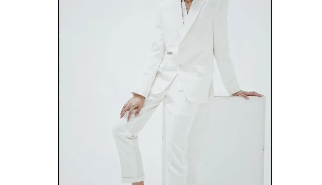 Tampilan canggih setelan putih dengan sneaker putih membuat kita seperti para gadis fashion (Instagram @miktambayong)