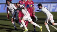 Striker Real Madrid, Karim Benzema, melakukan selebrasi usai mencetak gol ke gawang Elche pada laga Liga Spanyol di Stadion Alfredo di Stefano, Sabtu (13/3/2021). Real Madrid menang dengan skor 2-1. (AP/Bernat Armangue)