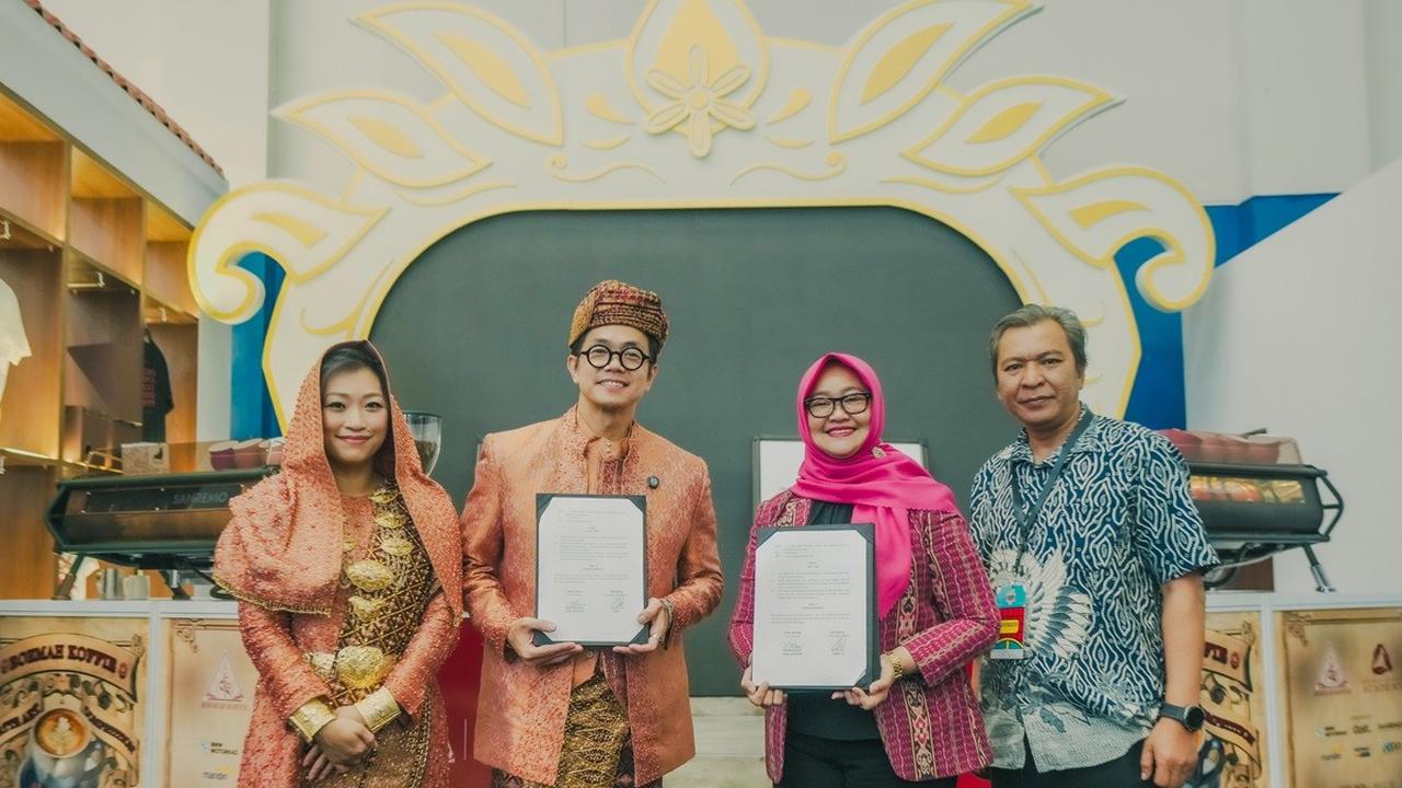 Roemah Koffie dan PT Pos Indonesia Luncurkan Prangko Edisi Spesial 'Anak Daro' di Jakarta Coffee Week 2025