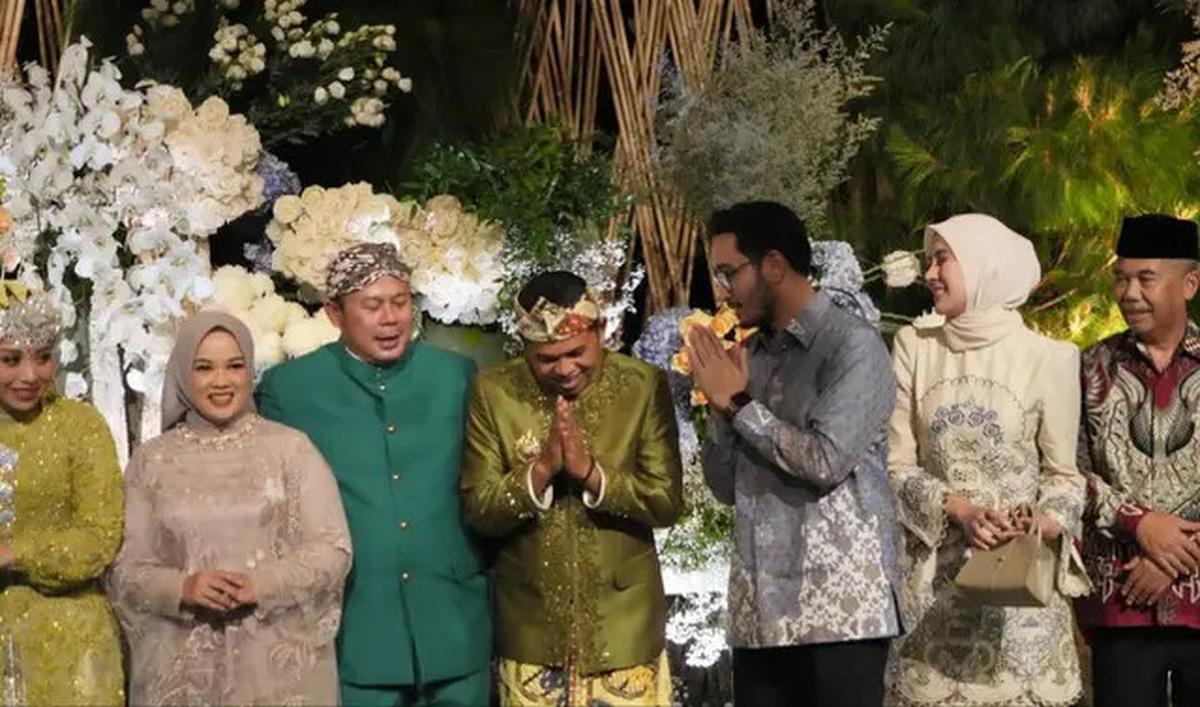 Model Gamis Bordir Syahnaz Sadiqah Saat Hadir di Pernikahan Anak Dedi Mulyadi