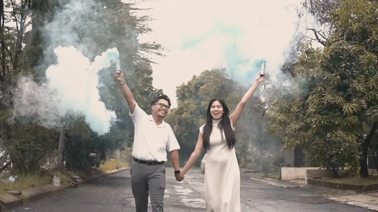 Ochi Rosdiana saat Gender Reveal dengan gaya santai. [@ochi24]