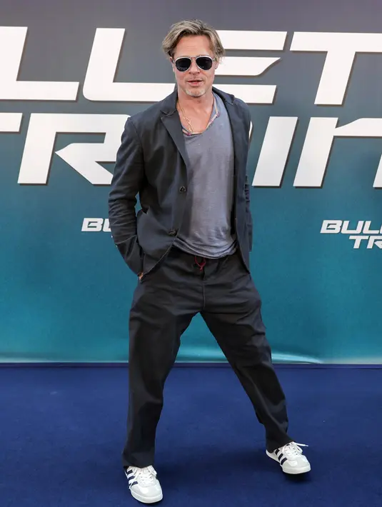 Brad Pitt tiba pada pemutaran perdana film Bullet Train di Paris, Prancis, 18 Juli 2022. Brad Pitt memilih setelan abu-abu yang ia kenakan dengan t-shirt abu-abu. (AP Photo/Lewis Joly)
