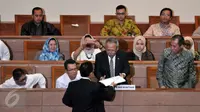 Ketua Pansus RUU Tapera, Yoseph Umar Hadi memberikan pandangan akhir kepada pemerintah yang di wakili Menteri PUPR Basuki Hadimuljono  mengenai Rancangan Undang-Undang Tabungan Perumahan Rakyat (RUU Tapera), Jakarta,  (23/2). (Liputan6.com/Johan Tallo)