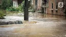 Banjir merendam permukiman warga di bantaran Sungai Ciliwung, Jakarta, Senin (10/10/2022). Hingga pukul 09.00 WIB hari ini, Badan Penanggulangan Bencana Daerah (BPBD) DKI Jakarta mencatat sebanyak 68 RT di Jakarta terendam banjir akibat luapan Sungai Ciliwung. (Liputan6.com/Faizal Fanani)