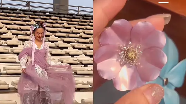 Andien Aisyah memperlihatkan aksesori yang ia pakai merupakan recycle dari botol plastik bekas