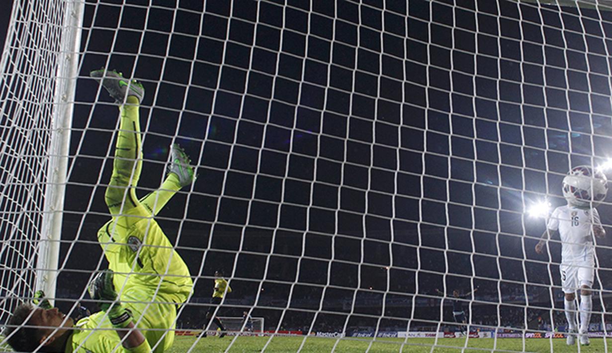 Fernando Muslera gagal menyelamatkan gawangnya. (REUTERS/Marcos Brindicci)